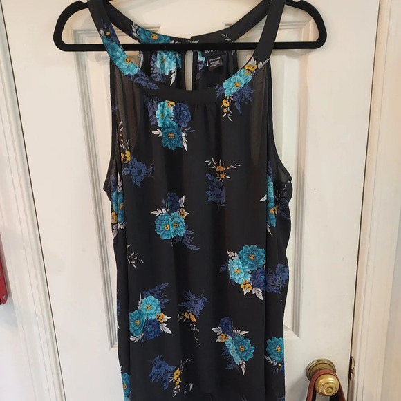 Torrid GEORGETTE HIGH NECK Floral TANK TOP in Size 2 - Picture 3 of 9